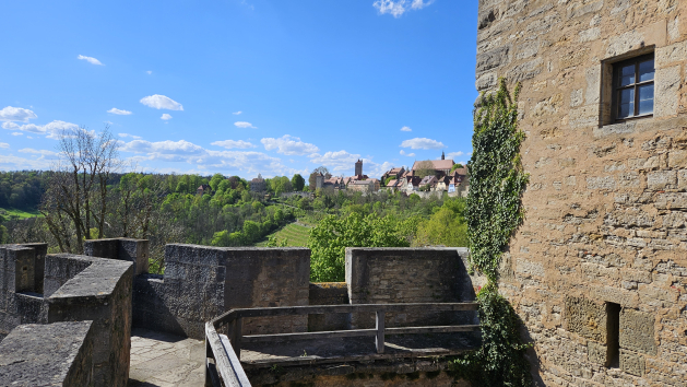 Blick über die Stadtmauer hinweg auf Rothenburg